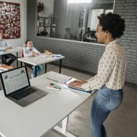 El nuevo curso de Coursera y OpenAI está dirigido a docentes de primaria y secundaria interesados en integrar la IA en el aula. FOTO cortesía Coursera