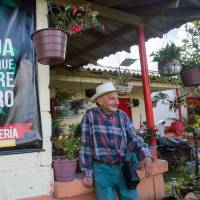 Porfirio Garcés, de 86 años, es uno de los 11 campesinos imputados por oponerse a un megaproyecto minero que divide a Jericó hace más de una década. FOTO JULIO CÉSAR HERRERA