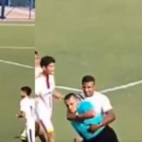 El árbitro FIFA Kéiner Jiménez fue agredido durante un partido del Torneo Nacional Sub-15 de Difútbol en Valledupar, luego de una discusión por una decisión arbitral. FOTO: Captura de video. 