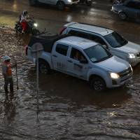 La idea de estas intervenciones es que no se repitan estas escenas en el barrio El Poblado, principalmente en los alrededores de la glorieta de Monterrey cuando se presentan fuertes lluvias. FOTO: MANUEL SALDARRIAGA 