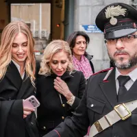 Chiara Ferragni abraza a su madre, Marina Di Guardo, a las afueras del tribunal de Milán, tras ser absuelta en el juicio por el caso del pandoro y los huevos de Pascua. FOTO: AFP.