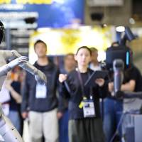 Un robot humanoide rojo y dorado, similar al usado en la agresión registrada en Colonia, Alemania. Las autoridades se incautaron del dispositivo y de los teléfonos de los dos sospechosos investigados por el caso. FOTO AFP
