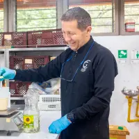 Además de las patentes internacionales este desarrollo para recubrir sólidos insolubles cuenta con la patente en Colombia desde el 2023. FOTO Dirección de Comunicaciones UdeA 