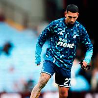 Daniel Muñoz calentando en Villa Park. FOTO: X NFFC