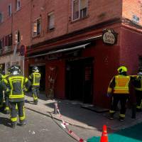 El bar en el que ocurrió la explosión está ubicado en el primer piso de un edificio de apartamentos en la calle Manuel Maroto del distrito de Puente de Vallecas, en Madrid. FOTO: Tomada de X @EmergenciasMad