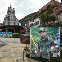 Atrás, parque de San Andrés de Cuerquia. Adelante, quien sería alias Manati. Foto: Manuel Saldarriaga Quintero e imagen tomada de redes.