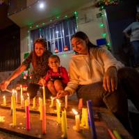 Esta tradición en Colombia se da este 7 de diciembre y también el 8. Se prenden en familia, en todo el país. FOTO Carlos Velásquez