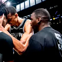 Victor Wembanyama celebrando con Stephon Castle tras ganar el juego 1 de las Finales del Oeste a OKC. FOTO: X SPURS
