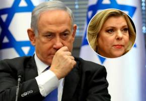 Sara Netanyahu se refirió a los rehenes en medio de una intervención de su esposo, Benjamín Netanyahu, sin saber que había sido escuchada. FOTOS: AFP