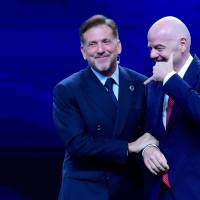 El presidente de la Conmebol, Alejandro Domínguez, siempre se ha mostrado cercano al presidente de la Fifa, Gianni Infantino. Foto: AFP