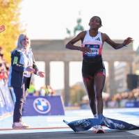 La atleta keniana Tigst Assefa, de 29 años, ganó la Maratón de Berlín 2026 que se corrió el domingo 27 de septiembre. Cruzó la meta con el tendón de aquiles roto por completo; después se fue al suelo. FOTO GETTY