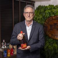 Luis Fernando Begué, gerente de la FLA, explica que el nuevo producto tiene una combinación de aromas y sabores que da como resultado un licor de ron suave, equilibrado y versátil. Foto: Cortesía