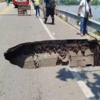 Este fue el enorme hueco de gran profundidad que surgió en el extremo del puente. FOTO: imagen tomada de redes