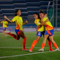 En primer plano, Daniela Garavito, felicitada por una compañera tras su anotación en el 4-1 de Colombia sobre Venezuela. FOTO fcf