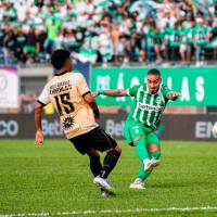 Cristian Arango ante Águilas Doradas antes de salir del campo por una conmoción cerebral que sufrió en el duelo disputado en el estadio Cincuentenario. FOTO COLPRENSA 