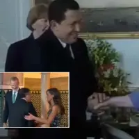 Lo sucedido con Petro fue comparado con un suceso en donde Chávez quiso romper el protocolo para abrazar a la reina Isabel II. Fotos: Capturas de videos 