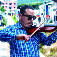 Esneider Alcaraz es compositor, intérprete y profesor de música. Toca 7 instrumentos musicales. FOTO Julio Herrera. 