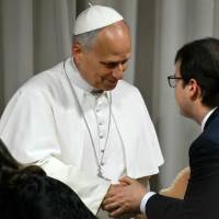 El cofundador de la empresa estadounidense de inteligencia artificial (IA) Anthropic, Christopher Olah, estrecha la mano del papa León XIV antes de la presentación de la primera encíclica, “Magnifica humanitas”, centrada en el auge de la inteligencia artificial, en el Vaticano. FOTO: AFP.