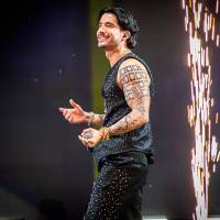 Carlos Torres ha mantenido los tatuajes de su personaje Charly Flow para la gira. Son pintados para la serie. FOTO Cortesía Caracol TV / @fabiopeterle5