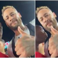 El atacante colombiano Edwin Mosquera sorprendió al astro brasileño Neymar al darle un beso en el cuello mientras grababa un video con su teléfono. FOTO: Tomada de redes sociales @shirrasco70 y @ramirez04043