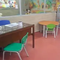 Imagen compartida en el Concejo de Envigado que muestra el puesto de estudio de una estudiante con síndrome de Down, excluida de sus compañeros. FOTO: imagen tomada de redes.