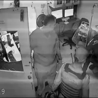 Momento en el que la Policía intervino para reducir a los desadaptados. FOTO: Cortesía