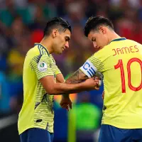 En la imagen aparece Falcao cediéndole la cinta de capitán a James Rodríguez. FOTO GETTY
