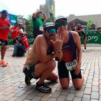 Valentina y Marco Antonio celebraron su compromiso tras cumplir con los 21 y 42k en la Maratón Medellín, que contó con 30.000 participantes en la edición 32 este 2026. FOTO CORTESÍA MARATÓN MEDELLÍN 