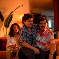 John Leguizamo, a la derecha, interpretando a Pablo Escobar en una nueva serie. FOTO Cortesía Disney+