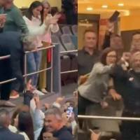 Asistentes al concierto de Miguel Bosé corearon “¡vice, vice!” al reconocer entre el público al concejal de Bogotá Juan Daniel Oviedo en el Movistar Arena Bogotá. FOTO: captura de video. 