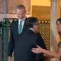 El presidente Gustavo Petro intentó romper el protocolo al momento de saludar a la reina Letizia de España. Foto: Captura de video