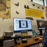 En el Centro de Documentación los investigadores y usuarios pueden consultar bases de datos, archivos de periódicos y filmícos, entre otras fuentes de información. Foto: Camilo Suárez.