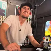 Mientras sus compañeros de selección se concentran para el Mundial 2026, Harry Maguire pasa sus días en el Rockefeller Center de Nueva York promocionando el álbum oficial del torneo. FOTO: Captura de video de redes sociales @AtaqueFutbolero
