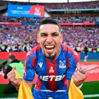 El lateral derecho colombiano Daniel Muñoz fue la gran figura del Crystal Palace en la final de la FA Cup 2025, en la que consiguió el primer título de su historia. FOTO: TOMADA DEL X DE @CPFC