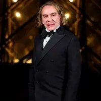 John Galliano tiene 65 años y es uno de los íconos de la moda actual. FOTO AFP