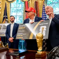 El presidente de Estados Unidos, Donald Trump, y el presidente de la Fifa, Gianni, en la Casa Blanca. FOTO: Tomada de X @WhiteHouse