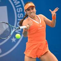 La tenista colombiana Camila Osorio en acción, este jueves en la madrugada tendrá un duro reto ante la checa Dominika Salkova, por el paso a la semifinal en Parma. FOTO GETTY 