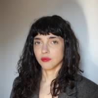 Mercedes Halfon nació en Buenos Aires, Argentina, en 1980, su libro más reciente es Extranjero en todas partes: Los días argentinos de Witold Gombrowicz (Anagrama, 2025).