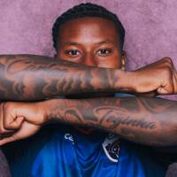 Sidny Lopes Cabral y los tatuajes en honor a sus padres. FOTO: X Sidny Lopes Cabra