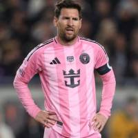 Incluso teniendo el mundo a sus pies, Leo Messi reconoce que le falta una herramienta clave. En una charla íntima, el 10 explica por qué el inglés y la educación son sus nuevos objetivos fuera de la cancha. FOTO: AFP