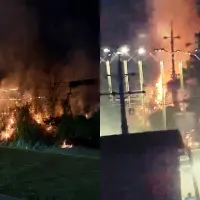 Un incendio menor en un cerco vivo, cerca del parador Don Rogelio en la autopista Medellín-Bogotá. FOTO: redes sociales. 