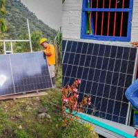 Instalación de los paneles solares en algnas de las veredas del municipio de Sonsón. FOTO: imagen tomada de redes.