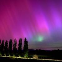 Estas imágenes de auroras boreales captadas en diferentes países están inundando las redes sociales. FOTO: Tomada de X (antes Twitter) @AlertaNews24 desde The Weather Channel