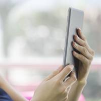 El libro digital representó en 2024 el 36,3 % de los registros ISBN en el país. FOTO: AFP