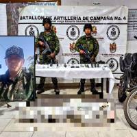 Adelante alias Cinco. Atrás, el cuerpo abatido junto a las armas y motocicletas incautadas. FOTO: imagen tomada de redes