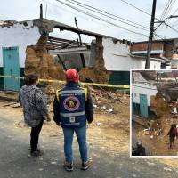 Adelante, instantes después de la caída de la fachada. Atrás, organismos de socorro evaúan la estructura. FOTO: Cortesía
