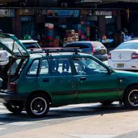 Un vehículo de un cliente de La Mayorista no solo ubicado sobre la línea peatonal sino que además a lo ancho, causando congestión en la central de abastos. FOTO: Julio Herrera