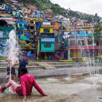 Hoy uno de los sitios con más atractivos en Medellín es el barrio Manrique, donde está ubicado el graffitti más grande de la ciudad, de casi 15 mil metros cuadrados de extensión. Foto: Julio César Herrera Echeverri