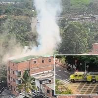 Atrás, la humareda que se vio desde varias partes del occidente. Adelante, un camión de los bomberos rumbo a atender la emergencia. FOTO: Cortesía Denuncias Antioquia