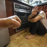 Descripción: Imagen dramatizada para ilustrar el maltrato intrafamiliar. Fecha de evento: 17/04/2020. Foto: Carlos Alberto Velásquez Piedrahita